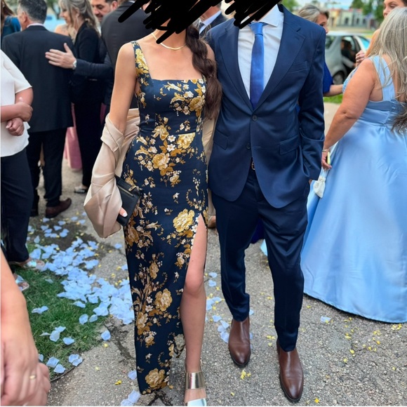 Reformation Solay Silk Dress - Size 4. Excellent condition - wore only once - Picture 2 of 7